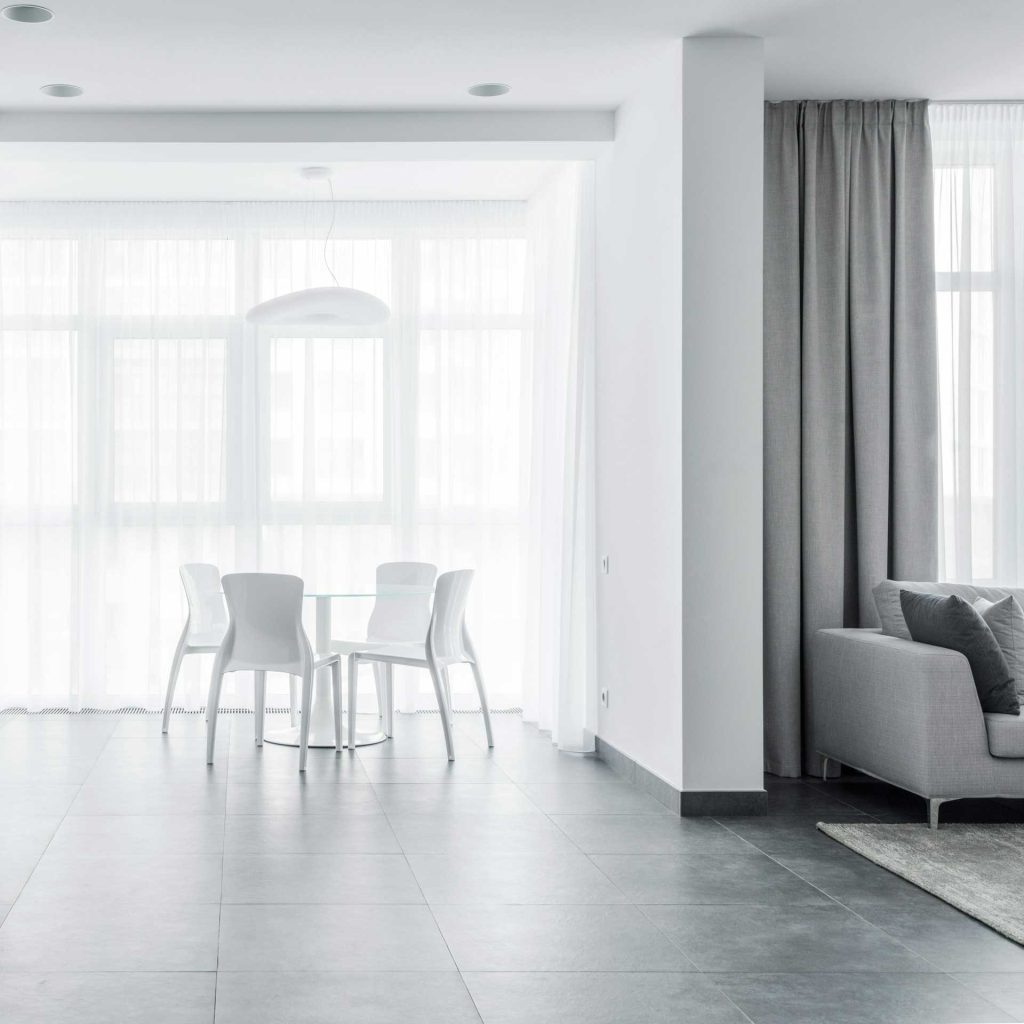 Minimalistický obývací a jídelní prostor